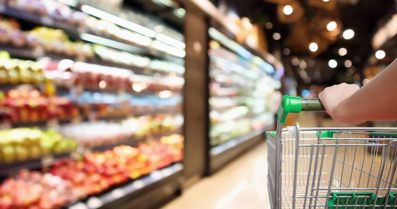 Inflationen i Danmark og resten af Europa er aftaget i april. Men da kerneinflationen falder i et forsinket tempo, er forbrugernes pengepung fortsat under pres.