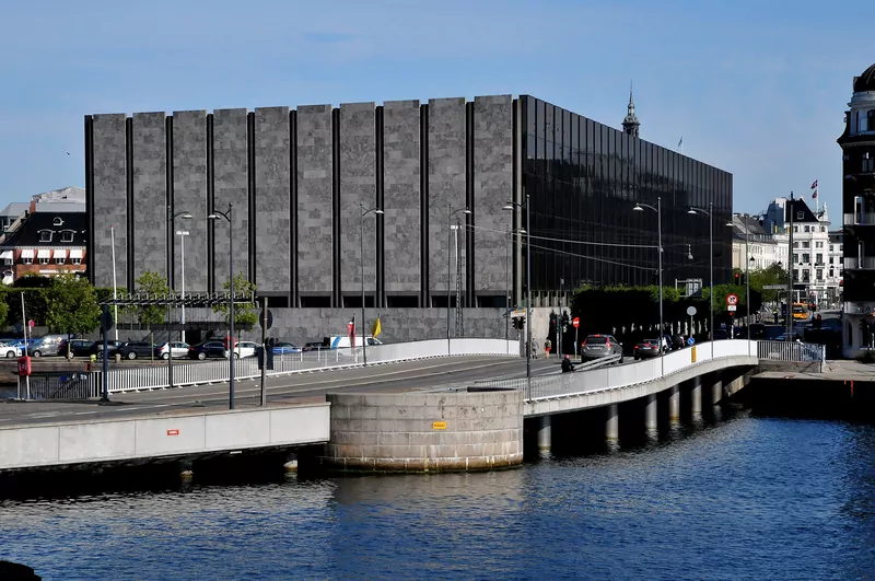 Danmarks Nationalbank præsenterede onsdag sit foreløbige skøn for den danske økonomi. Selvom prognose opjusterer væksten i år og skruer en anelse ned for forventningerne til inflationen, opfordres der fortsat til en stram økonomisk politik.